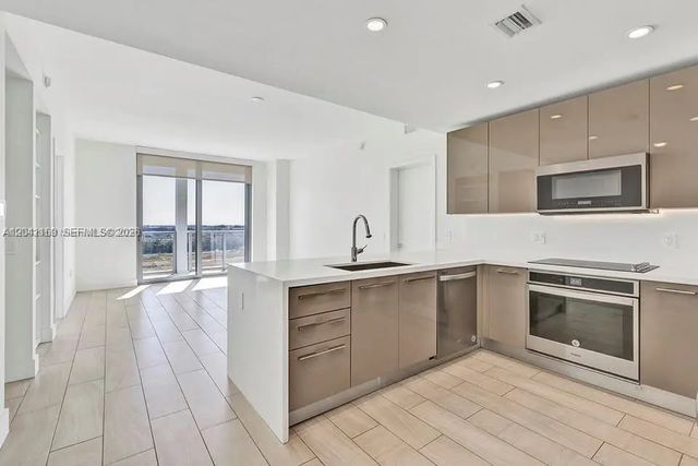 2000 S Metropica Way #907, Sunrise
