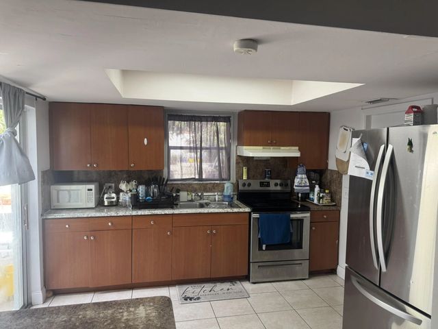 2 of 4 - 910 N F Street, Lake Worth Beach, FL
