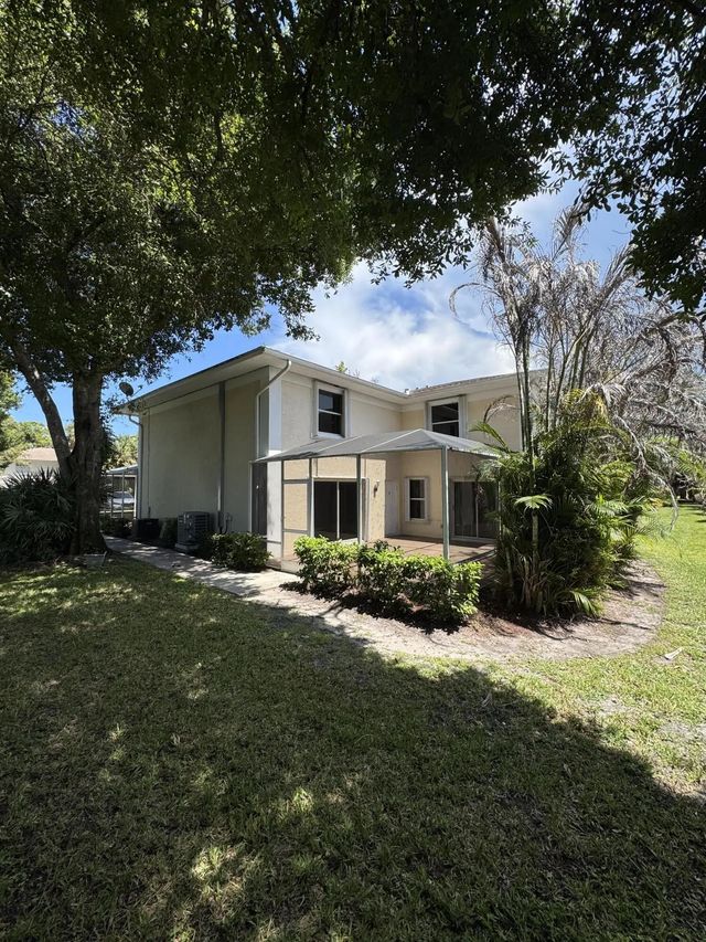 2 of 23 - 1536 N Lawnwood Circle #3, Fort Pierce, FL