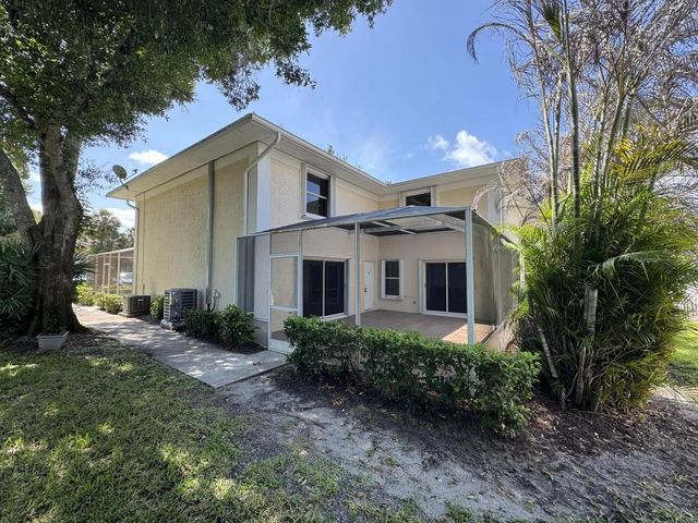 4 of 23 - 1536 N Lawnwood Circle #3, Fort Pierce, FL