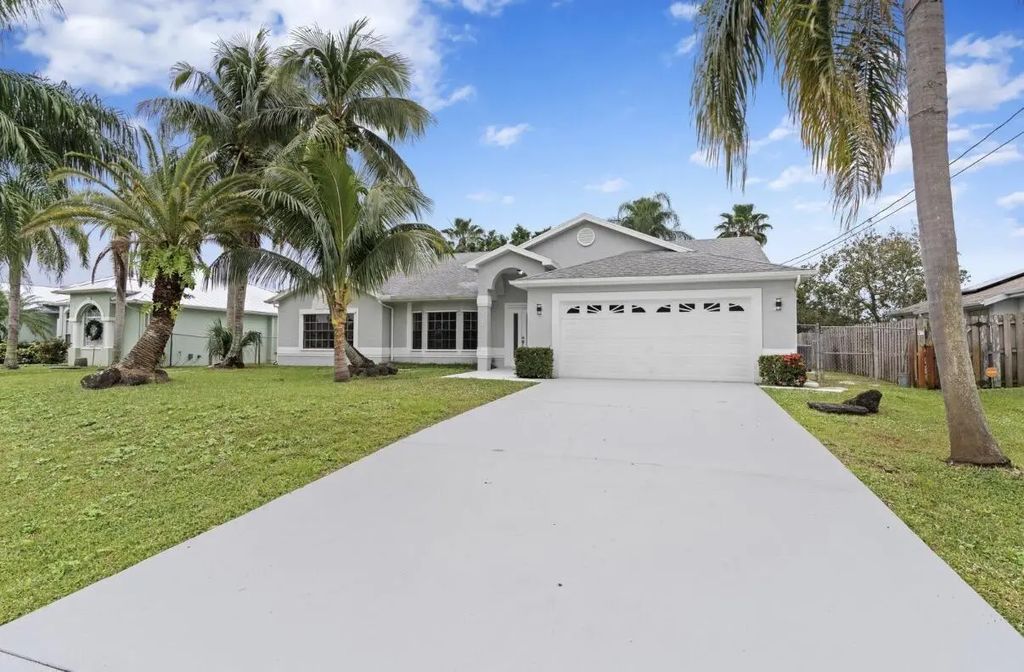 272 Sw Carter Avenue, Port St. Lucie