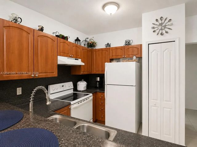5 of 14 - 7250 Nw 177th Street #200-16, Hialeah, FL