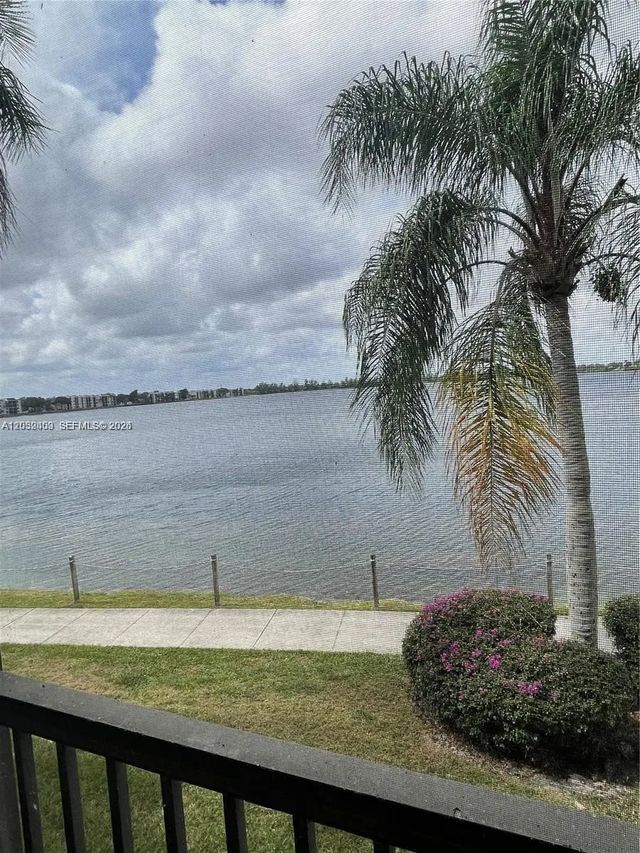 110 Lake Emerald #203, Oakland Park
