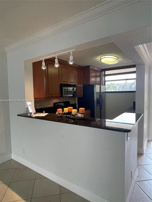 5 of 17 - 110 Lake Emerald #203, Oakland Park, FL