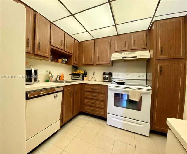 4 of 7 - 1300 Saint Charles Place #420, Pembroke Pines, FL