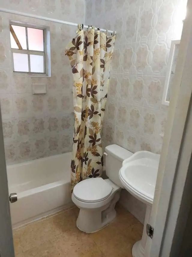 3 of 4 - 1980 Lincoln Avenue, Opa-Locka, FL