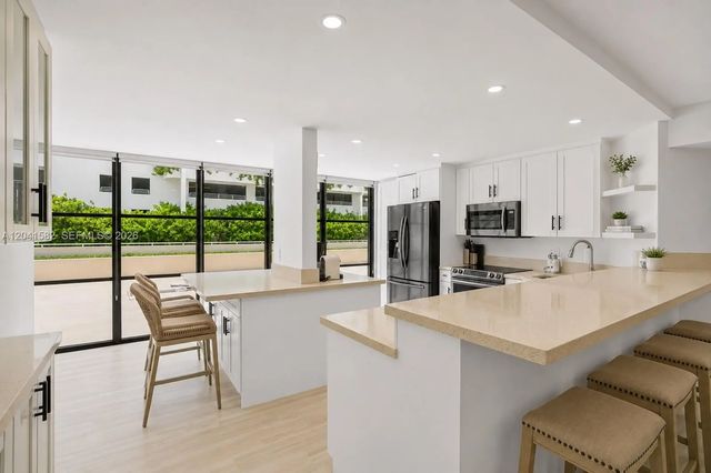 4 of 39 - 6423 Collins Avenue #203, Miami Beach, FL