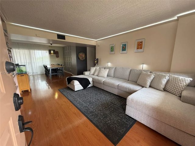 17000 Nw 67th Avenue #402, Hialeah