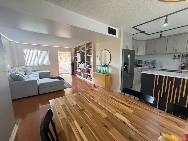 5 of 33 - 17000 Nw 67th Avenue #402, Hialeah, FL
