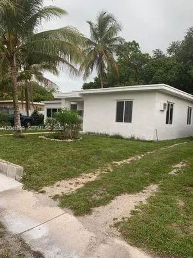 2 of 3 - 809 Ne 140th Street, North Miami, FL