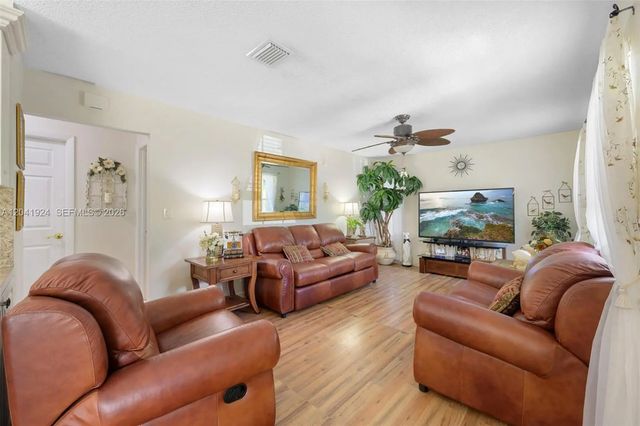 2 of 28 - 906 Sw 8th Avenue, Hallandale Beach, FL