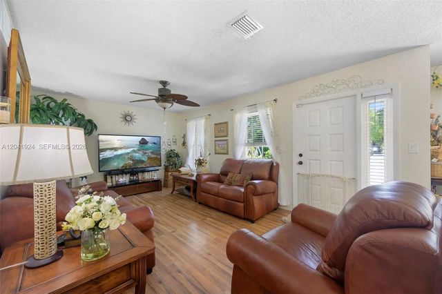 3 of 28 - 906 Sw 8th Avenue, Hallandale Beach, FL
