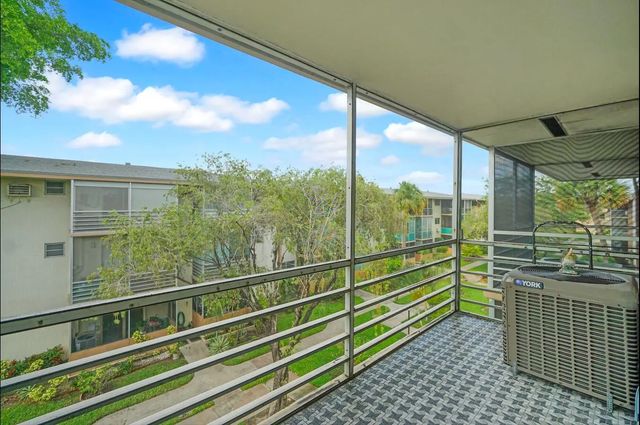 4 of 24 - 16750 Ne 14th Avenue #303, Miami, FL
