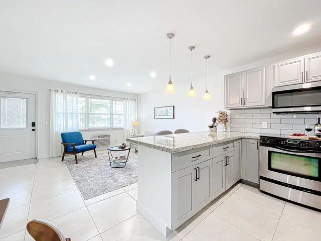 3 of 10 - 410 Chatham T, West Palm Beach, FL
