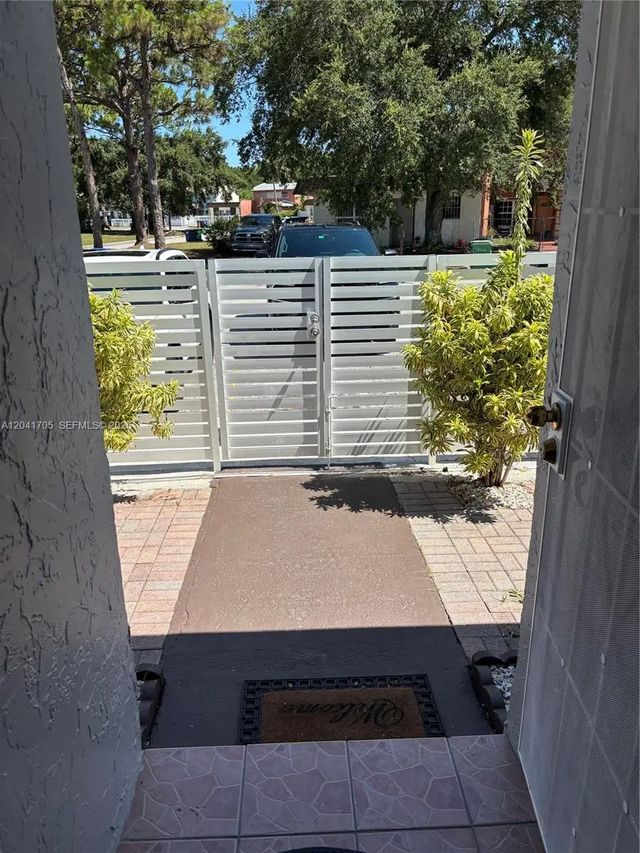4 of 28 - 21122 Nw 39th Avenue, Miami Gardens, FL