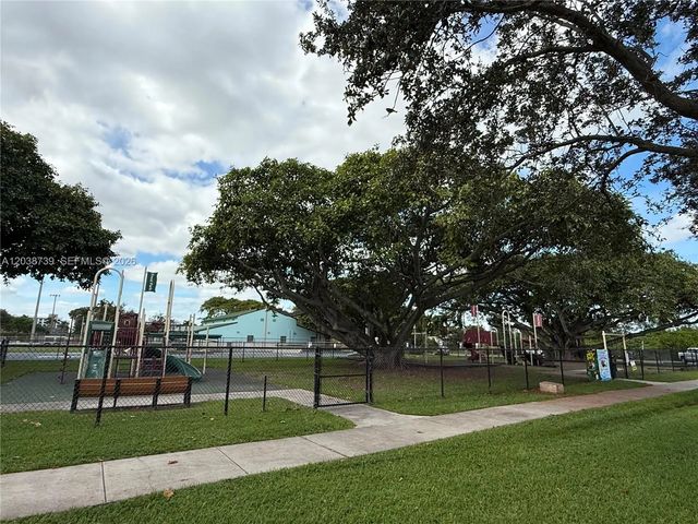 3 of 8 - 610 Ne 2nd Street #301, Dania Beach, FL
