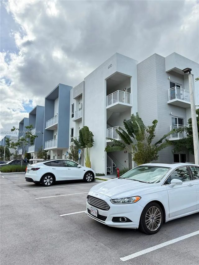 4 of 8 - 610 Ne 2nd Street #301, Dania Beach, FL