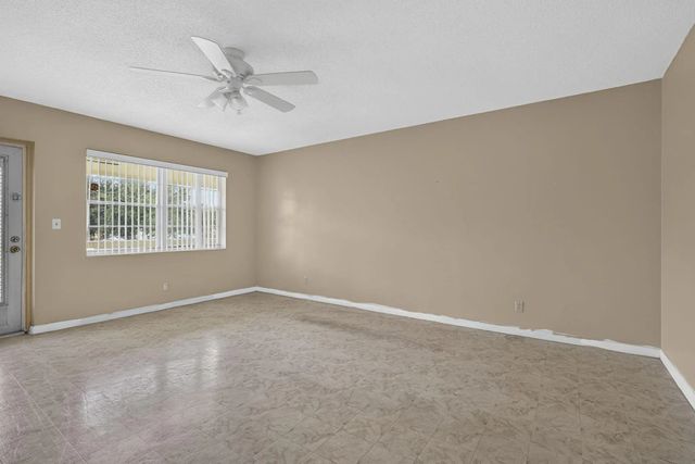 5 of 44 - 111 Sheffield E, West Palm Beach, FL