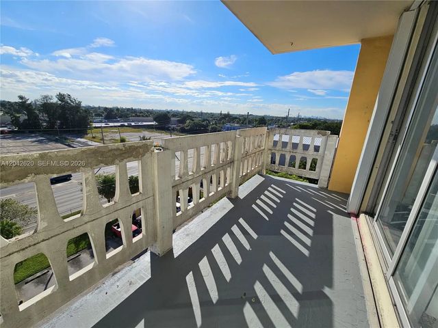 5 of 21 - 15600 Nw 7th Avenue #704, Miami, FL