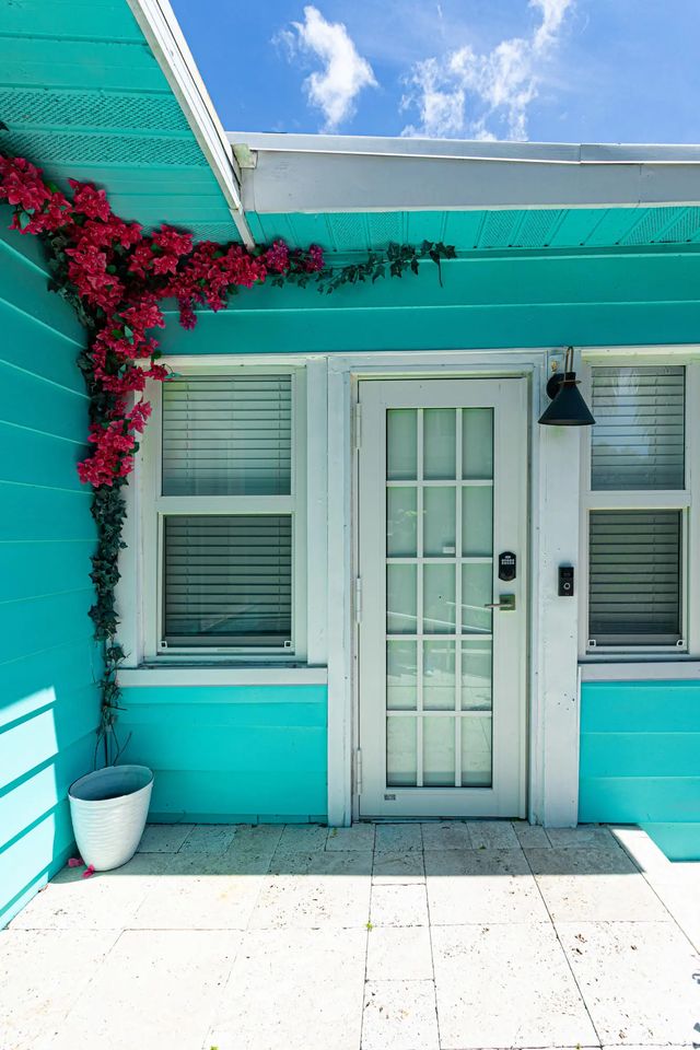 5 of 30 - 305 N Lakeside Drive, Lake Worth Beach, FL