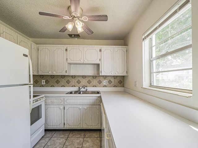 5 of 28 - 2800 Indian River Boulevard, Vero Beach, FL