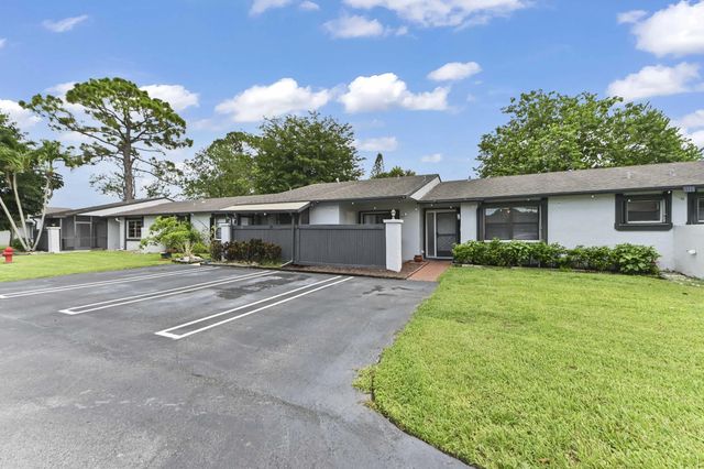 84 Conaskonk Circle, Royal Palm Beach