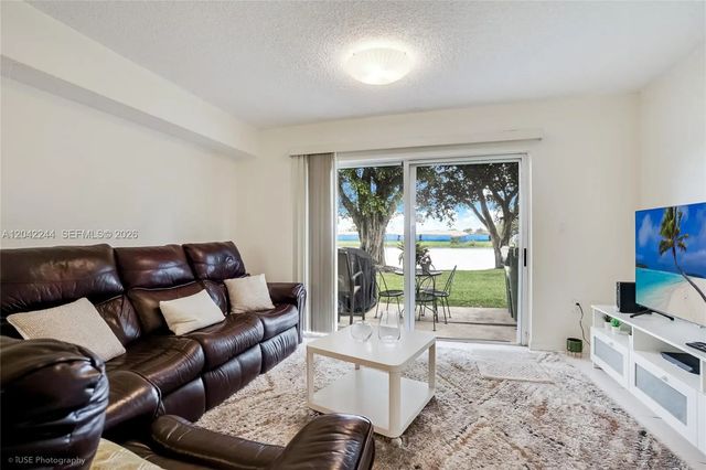 4 of 16 - 221 Riviera Circle, Weston, FL