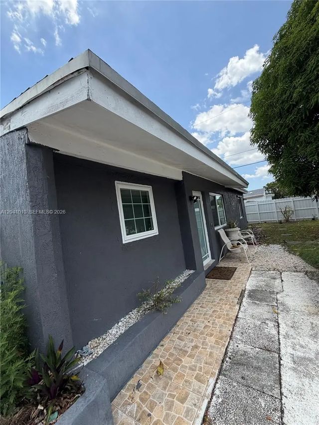 4 of 26 - 2300 Sw 43rd Avenue, Fort Lauderdale, FL