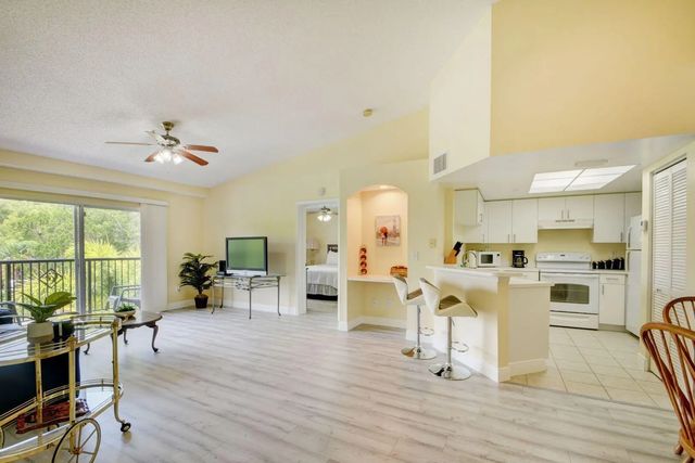 4 of 29 - 300 Crestwood Court N #307, Royal Palm Beach, FL