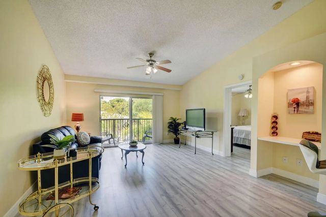 5 of 29 - 300 Crestwood Court N #307, Royal Palm Beach, FL