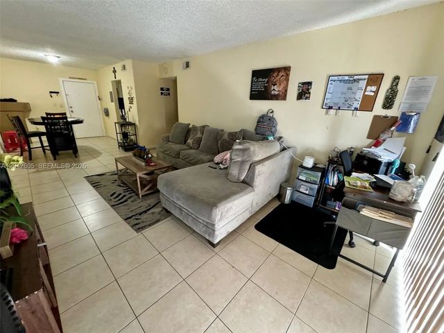 4 of 7 - 3600 Nw 21st Street #301, Lauderdale Lakes, FL
