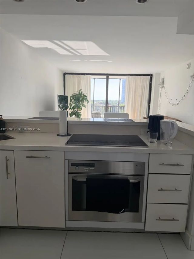 3 of 5 - 3475 N Country Club Drive #816, Aventura, FL