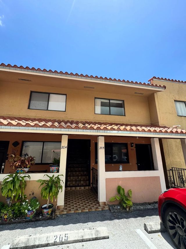 3 of 31 - 2710 W 60th Place #205, Hialeah, FL