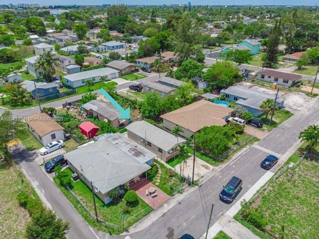 5 of 49 - 805 Nw 3rd Terrace, Hallandale Beach, FL