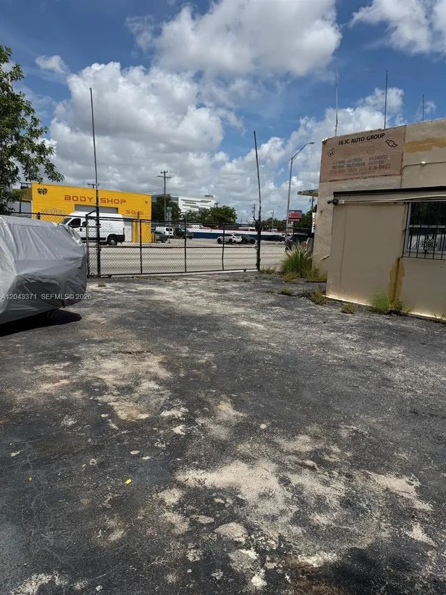4 of 7 - 3445 Nw 27th Avenue, Miami, FL