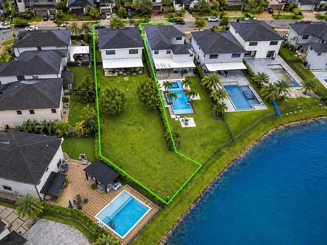8822 Nw 161st Terrace, Miami Lakes