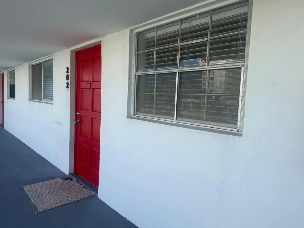402 Lake Shore Drive #202, West Palm Beach