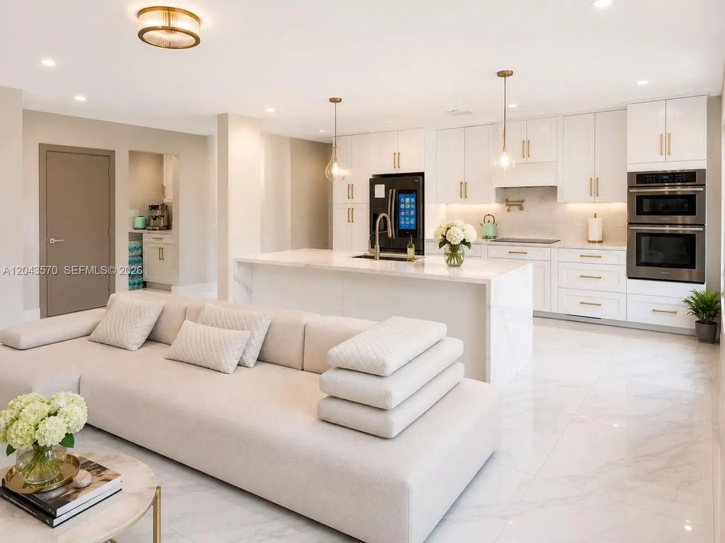 85 Gables Boulevard, Weston