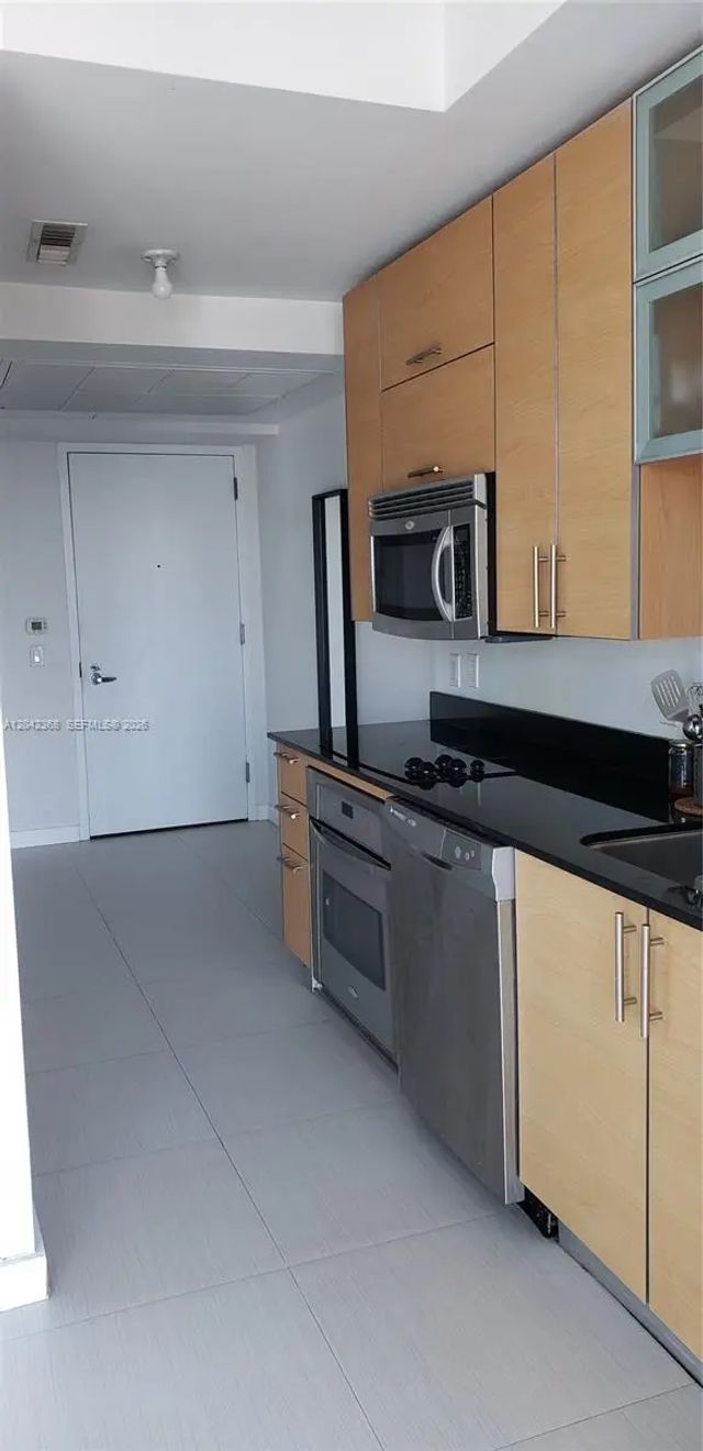 3 of 5 - 60 Sw 13th Street #1621, Miami, FL