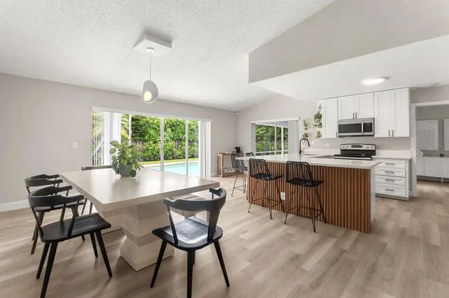 1739 Brae Burn Place, Wellington
