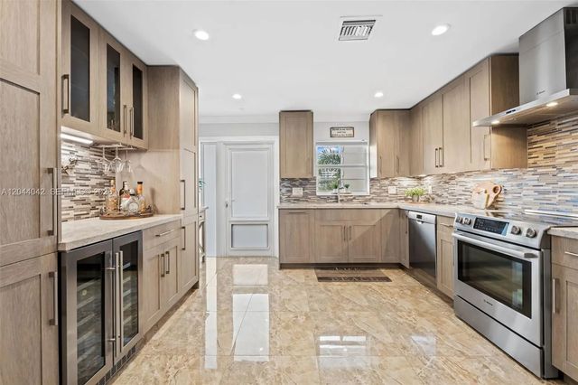 4 of 26 - 711 N Riverside Drive #302, Pompano Beach, FL