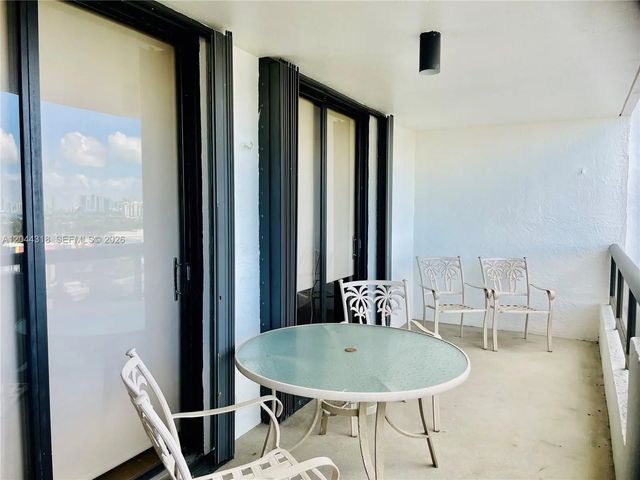 2 of 27 - 2555 Collins Avenue #2006, Miami Beach, FL