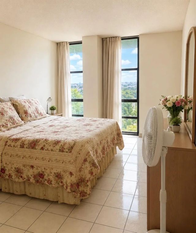 4 of 8 - 1825 W 44th Place #806, Hialeah, FL
