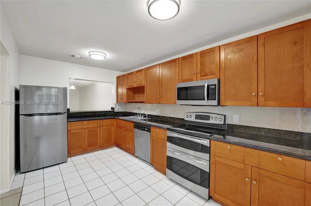 4 of 40 - 9220 Nw 14th Street #272, Pembroke Pines, FL