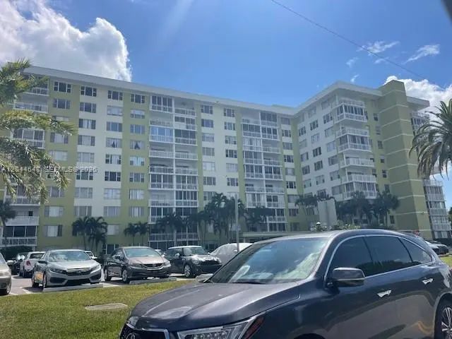 2 of 20 - 4400 Hillcrest Drive #701b, Hollywood, FL