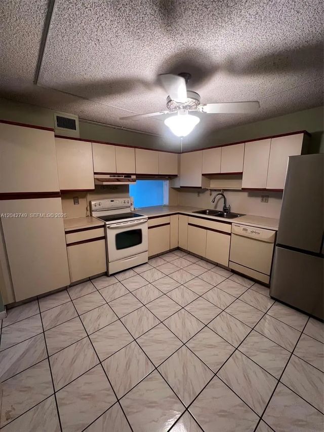 5 of 9 - 4975 E Sabal Palm Boulevard #304, Tamarac, FL