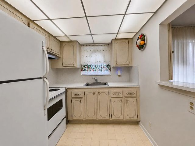 3 of 14 - 229 Dorchester J, West Palm Beach, FL