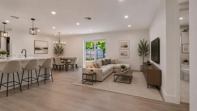 211 Sw 64th Avenue, Pembroke Pines