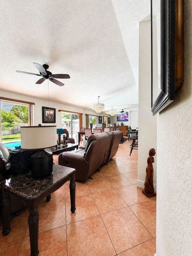 4 of 18 - 5202 El Claro Circle, West Palm Beach, FL