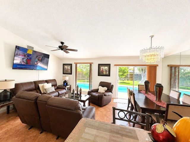 5 of 18 - 5202 El Claro Circle, West Palm Beach, FL